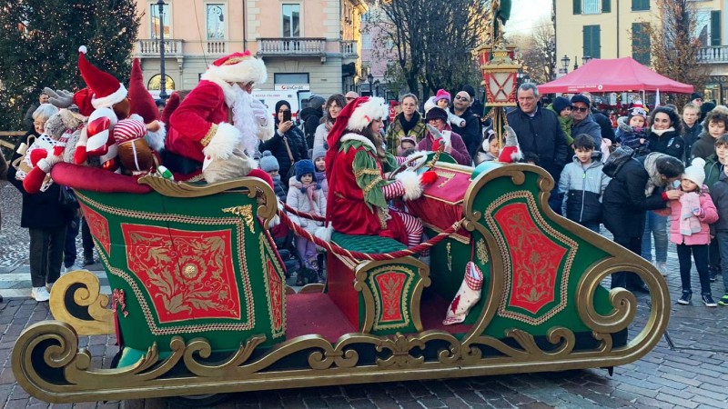 Slitta di Babbo Natale con Babbo Natale e il suo aiutante Elfo